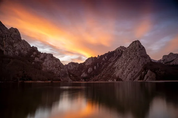 Vista Del Paisaje Del Lago Montaña Bajo Nubes Rojas Luz — Foto de Stock