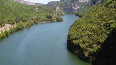 İspanya, Castilla 'daki Ebro nehrinin hava görüntüleri.