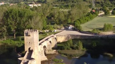 İspanya, Castilla 'daki Frias' ın ortaçağ taş köprüsünün havadan çekimi.