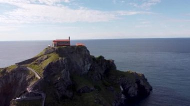 Kuzey İspanya, Bask Bölgesi 'ndeki San Juan de Gaztelugatxe tapınağının hava manzarası