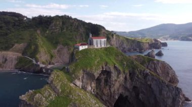 Kuzey İspanya, Bask Bölgesi 'ndeki San Juan de Gaztelugatxe tapınağının hava manzarası