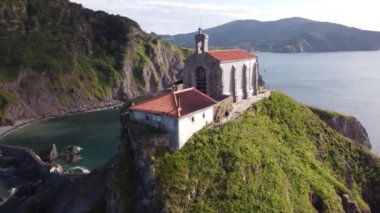 Kuzey İspanya, Bask Bölgesi 'ndeki San Juan de Gaztelugatxe tapınağının hava manzarası
