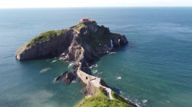Kuzey İspanya, Bask Bölgesi 'ndeki San Juan de Gaztelugatxe tapınağının hava manzarası