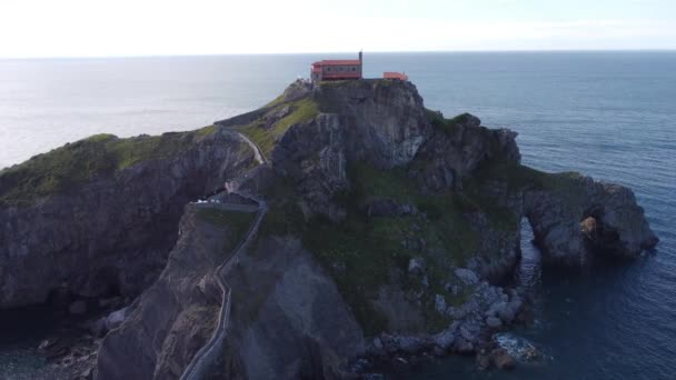 北スペインのバスク地方にあるSan Juan Gaztelugatx神社の空中ビュー — ストック動画
