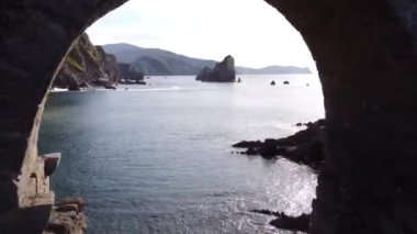 Kuzey İspanya, Bask Bölgesi 'ndeki San Juan de Gaztelugatxe tapınağının hava manzarası