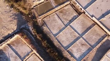 İspanya 'nın Bask bölgesindeki Aana' nın tuzlu düzlüklerinin hava görüntüsü.