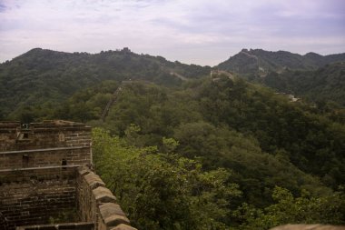 Yazın Çin Seddi ve çevresindeki ormanların manzarası.