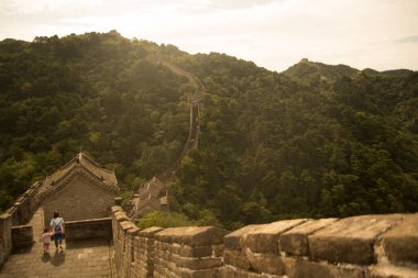 Yazın Çin Seddi ve çevresindeki ormanların manzarası.