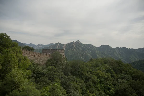 Yazın Çin Seddi ve çevresindeki ormanların manzarası.