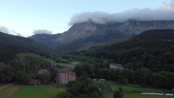 Légi Kilátás Zöld Mezők Atxondo Valley Naplementekor Baszkföldön Spanyolország — Stock videók