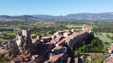 Kuzey İspanya, Castilla 'daki ortaçağ Frias köyünün hava görüntüleri. 