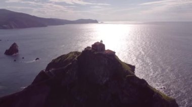 Kuzey İspanya 'daki Bask Bölgesi' nde San Juan de Gaztelugatxe tapınağının hava manzarası. Yüksek kalite 4k görüntü