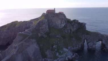 Kuzey İspanya 'daki Bask Bölgesi' nde San Juan de Gaztelugatxe tapınağının hava manzarası. Yüksek kalite 4k görüntü