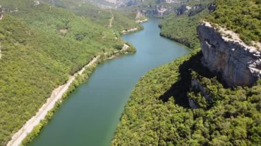 İspanya, Castilla 'daki Ebro nehrinin hava görüntüleri.