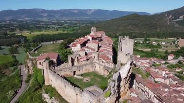 İspanya, Castilla 'daki ortaçağ Frias köyünün hava görüntüleri.