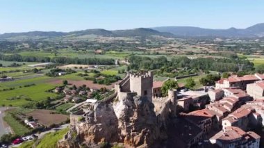 İspanya, Castilla 'daki ortaçağ Frias köyünün hava görüntüleri.