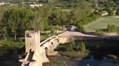İspanya, Castilla 'daki Frias' ın ortaçağ taş köprüsünün hava görüntüleri.