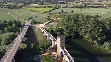 İspanya, Castilla 'daki Frias' ın ortaçağ taş köprüsünün hava görüntüleri.