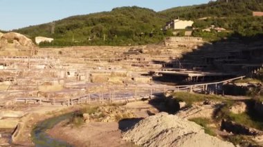 İspanya 'nın Bask bölgesindeki Aana' nın tuzlu düzlüklerinin hava görüntüsü.