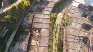 İspanya 'nın Bask bölgesindeki Aana' nın tuzlu düzlüklerinin hava görüntüsü.
