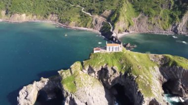 Kuzey İspanya, Bask Bölgesi 'ndeki San Juan de Gaztelugatxe tapınağının hava manzarası