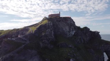Bask ülkesinin kuzey kıyısındaki San Juan de Gaztelugatxe tapınağının hava manzarası.