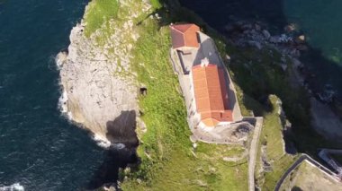 Bask ülkesinin kuzey kıyısındaki San Juan de Gaztelugatxe tapınağının hava manzarası.