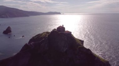 Bask ülkesinin kuzey kıyısındaki San Juan de Gaztelugatxe tapınağının hava manzarası.