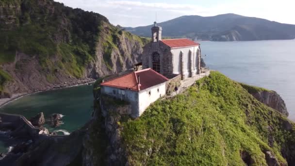 Luftaufnahme Des San Juan Gaztelugatxe Schreins Der Küste Des Baskenlandes — Stockvideo