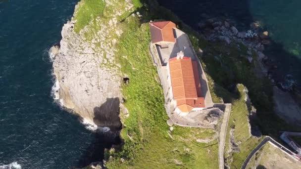 Luftaufnahme Des San Juan Gaztelugatxe Schreins Der Küste Des Baskenlandes — Stockvideo
