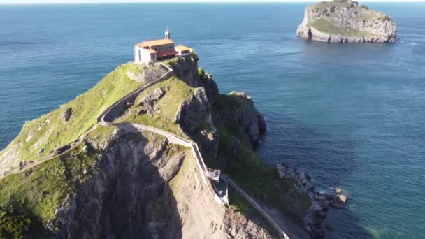 Bask Ülkesinin Kuzey Kıyısındaki San Juan Gaztelugatxe Tapınağının Hava Manzarası — Stok video