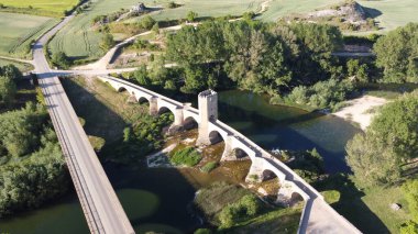 Kuzey İspanya, Castilla 'daki Frias' ın ortaçağ taş köprüsünün hava görüntüleri.