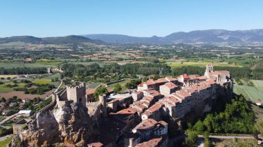 Kuzey İspanya, Castilla 'daki ortaçağ Frias köyünün hava görüntüleri. 