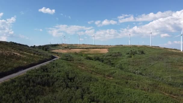 Eolic Generators Spining Wind Mountains Sunny Day High Quality Footage — Vídeo de Stock