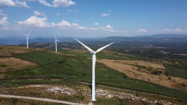 Eolic Generators Spining Wind Mountains Sunny Day High Quality Footage — Vídeo de Stock