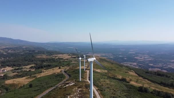 Eolic Generators Spining Wind Mountains Sunny Day High Quality Footage — Vídeo de stock