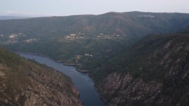 Galiçya, İspanya 'da Ribeira Sacra' daki Sil kanyonunun hava manzarası. Yüksek kalite 4k görüntü