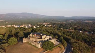 Galiçya, İspanya 'daki eski bir ortaçağ şatosunun havadan görünüşü. Yüksek kalite 4k görüntü