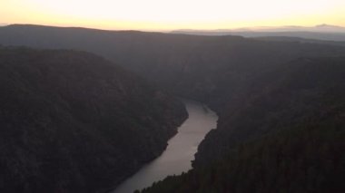 Galiçya, İspanya 'da Ribeira Sacra' daki Sil kanyonunun hava manzarası. Yüksek kalite 4k görüntü