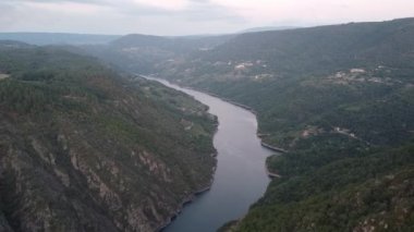 Galiçya, İspanya 'da Ribeira Sacra' daki Sil kanyonunun hava manzarası. Yüksek kalite 4k görüntü