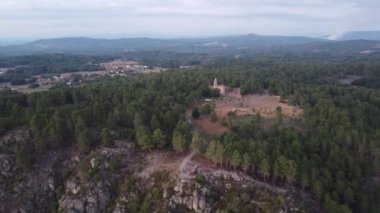 İspanya, Galiçya 'da Ribeira Sacra' da bir manastırda hava manzarası vardı. Yüksek kalite 4k görüntü