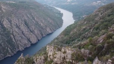 Galiçya, İspanya 'da Ribeira Sacra' daki Sil kanyonunun hava manzarası. Yüksek kalite 4k görüntü
