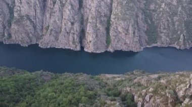 Galiçya, İspanya 'da Ribeira Sacra' daki Sil kanyonunun hava manzarası. Yüksek kalite 4k görüntü