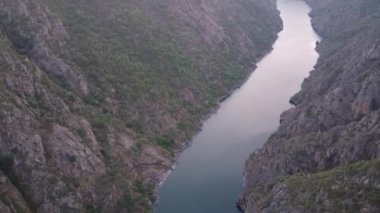Galiçya, İspanya 'da Ribeira Sacra' daki Sil kanyonunun hava manzarası. Yüksek kalite 4k görüntü