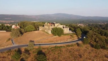 Galiçya, İspanya 'daki eski bir ortaçağ şatosunun havadan görünüşü. Yüksek kalite 4k görüntü