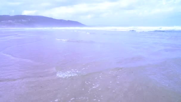 スペインの空のビーチで波の風景 高品質4K映像 — ストック動画