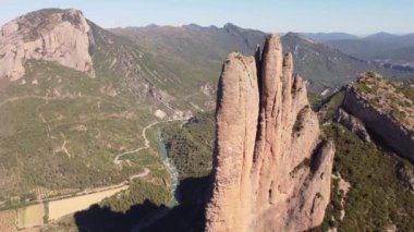 Mallos de Riglos, Huesca, İspanya 'daki dikey taş duvarların hava görüntüsü. Yüksek kalite 4k görüntü