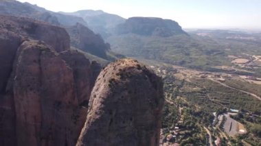 Mallos de Riglos, Huesca, İspanya 'daki dikey taş duvarların hava görüntüsü. Yüksek kalite 4k görüntü
