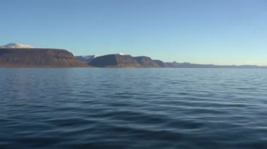 Norveç 'in Svalbard Adaları kıyısındaki Arktik Okyanusu' nun deniz manzarası. Yüksek kalite 4k görüntü