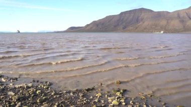 Norveç 'in Svalbard Adaları' ndaki Longyearbyen sahilindeki dalgalar. Yüksek kalite 4k görüntü
